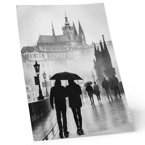 Affiche décorative une promenade sous la pluie avec une architecture historique et un couple