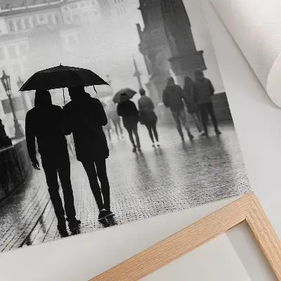 Affiche décorative une promenade sous la pluie avec une architecture historique et un couple