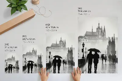 Affiche décorative une promenade sous la pluie avec une architecture historique et un couple