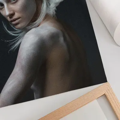 Impression sur toile fond sombre avec mise au point sur des cheveux blancs délicats