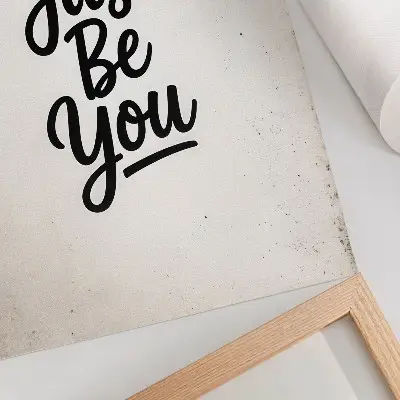 Décoration murale au design minimaliste et élégant avec une motivation en contraste noir et blanc