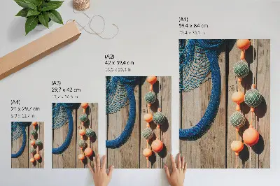 Affiche décorative représentant des bouées colorées sur un mur en bois aux touches marines