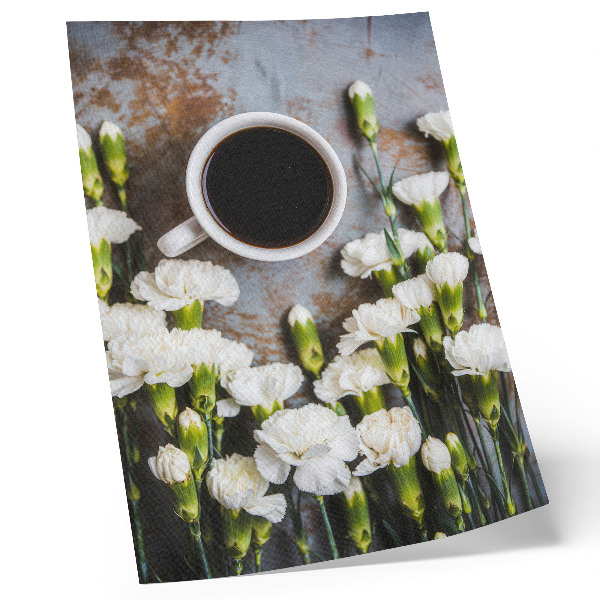 Impression sur toile Une tasse de café et des œillets blancs
