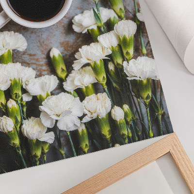 Impression sur toile Une tasse de café et des œillets blancs