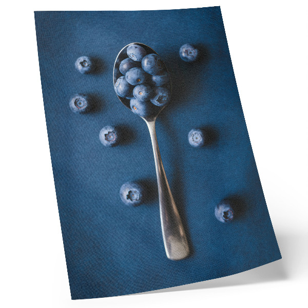 Affiche décorative Myrtilles sur une cuillère sur fond bleu, élégance