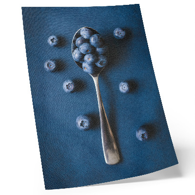 Affiche décorative Myrtilles sur une cuillère sur fond bleu, élégance