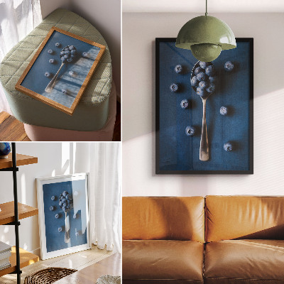 Affiche décorative Myrtilles sur une cuillère sur fond bleu, élégance