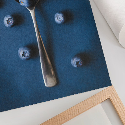 Affiche décorative Myrtilles sur une cuillère sur fond bleu, élégance