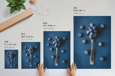 Affiche décorative Myrtilles sur une cuillère sur fond bleu, élégance
