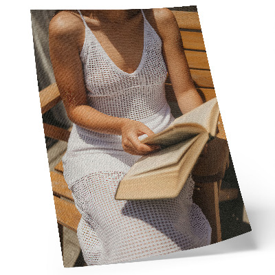 Affiche décorative Femme avec un livre, banc en bois, soleil