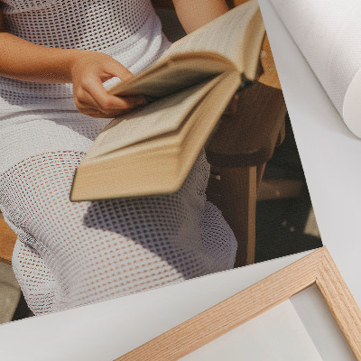 Affiche décorative Femme avec un livre, banc en bois, soleil