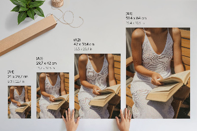 Affiche décorative Femme avec un livre, banc en bois, soleil