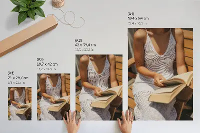 Affiche décorative femme avec un livre sur un banc en bois au soleil