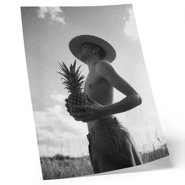 Affiche décorative représentant une figure monochrome avec un chapeau en forme de champ d'ananas