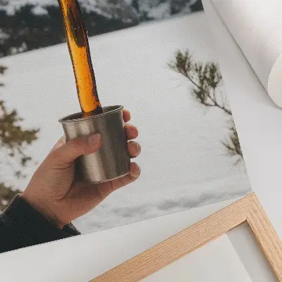 Mug à motif de montagnes enneigées et substance ambrée