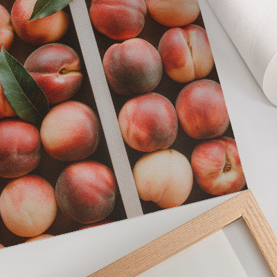 Impression sur toile Pêches avec leurs feuilles dans une boîte en bois