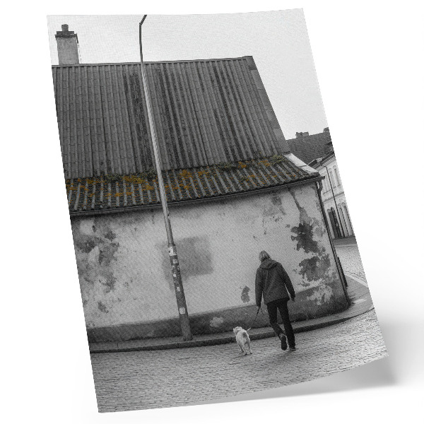 Impression sur toile Une personne avec un chien devant un vieux bâtiment