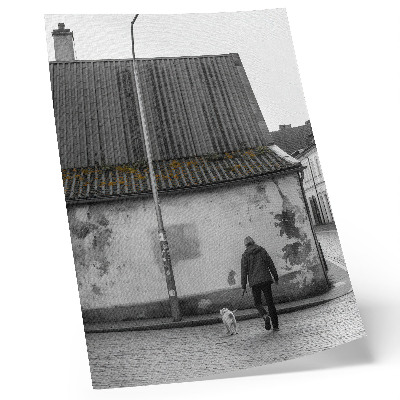 Impression sur toile Une personne avec un chien devant un vieux bâtiment