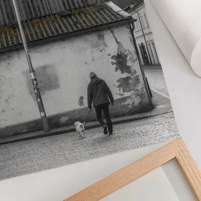 Impression sur toile représentant une personne avec un chien devant un vieux bâtiment