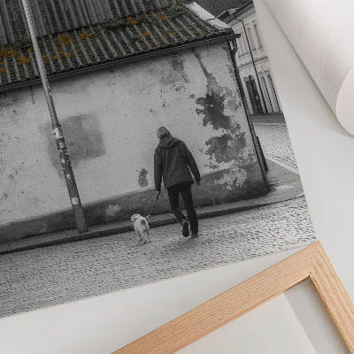 Impression sur toile Une personne avec un chien devant un vieux bâtiment