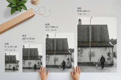 Impression sur toile Une personne avec un chien devant un vieux bâtiment