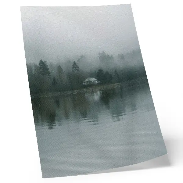 Impression sur toile représentant un paysage paisible avec brouillard, arbres et une maison reflétée