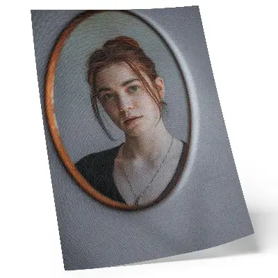 Décoration murale femme dans le miroir aux tons chauds exprimant la paix
