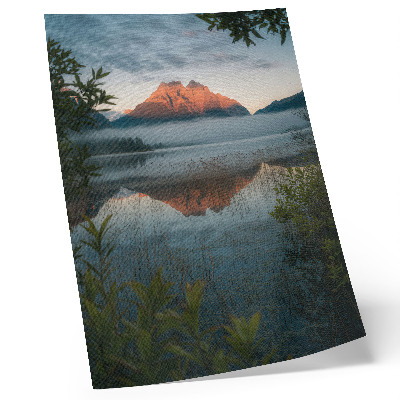 Affiche décorative Paysage montagneux reflété dans le brouillard d'eau