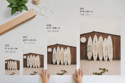 Impression sur toile planches de surf sur un mur en bois dans des tons vert délicat