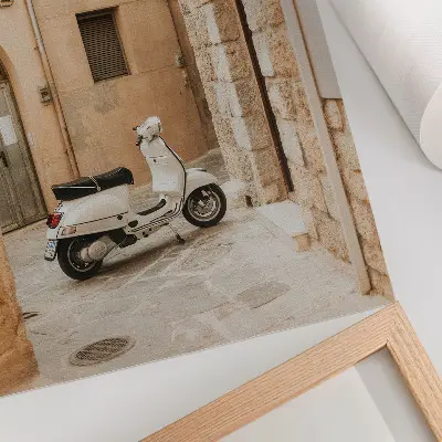 Affiche décorative une rue charmante aux murs beiges avec un scooter blanc