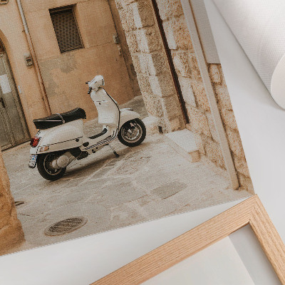 Affiche décorative Une rue charmante aux murs beiges et un scooter blanc