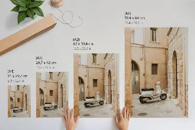 Affiche décorative une rue charmante aux murs beiges avec un scooter blanc