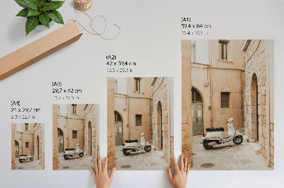 Affiche décorative Une rue charmante aux murs beiges et un scooter blanc