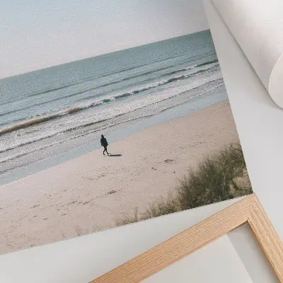 Affiche décorative plage avec mer calme et ciel bleu au design minimaliste et harmonieux