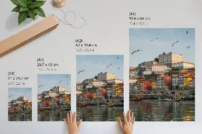 Décoration murale représentant des immeubles colorés, des navires élégants et des mouettes
