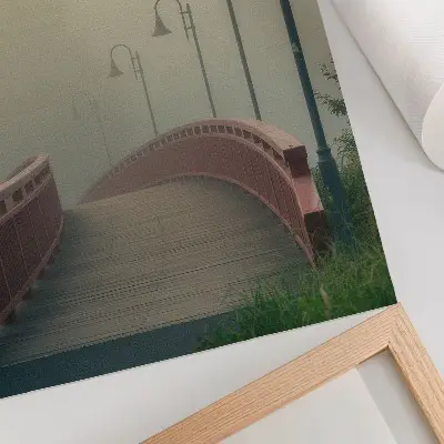 Décoration murale représentant un pont dans le brouillard avec des lanternes pour une atmosphère harmonieuse et douce
