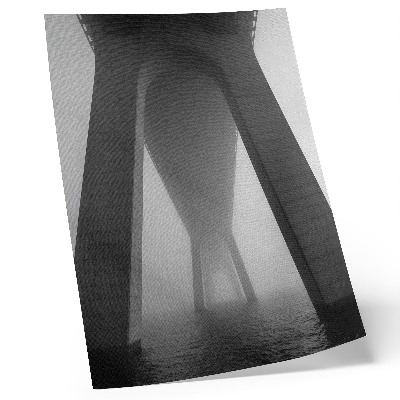 Affiche décorative Construction d'un pont dans un épais brouillard près de l'eau