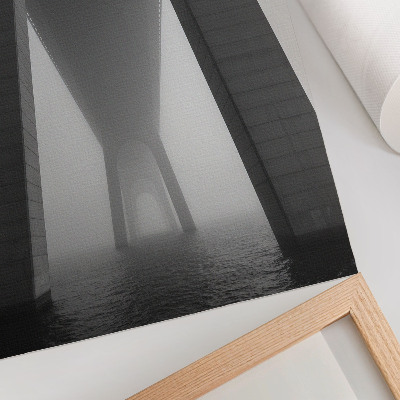 Affiche décorative Construction d'un pont dans un épais brouillard près de l'eau