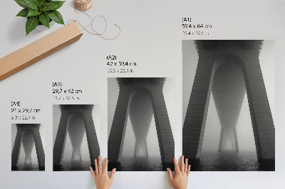 Affiche décorative Construction d'un pont dans un épais brouillard près de l'eau