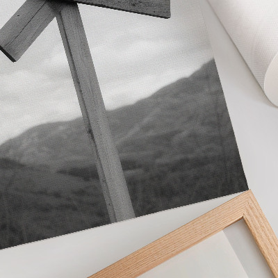 Impression sur toile Panneau en bois avec un paysage de montagne en arrière-plan, en noir et blanc