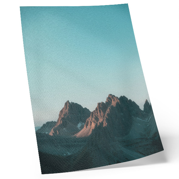 Décoration murale Des montagnes impressionnantes sous un ciel d'un bleu éclatant