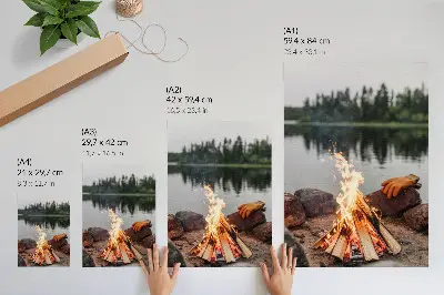 Décoration murale feu de camp au bord d'un lac en forêt avec des pierres dans la nature
