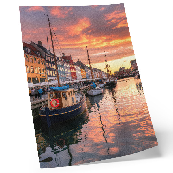 Impression sur toile Immeubles colorés, reflets dans l'eau, chaleur du ciel