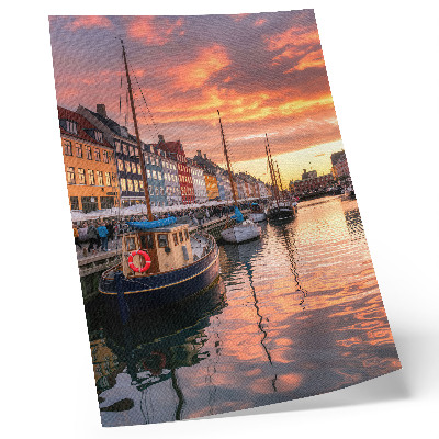 Impression sur toile Immeubles colorés, reflets dans l'eau, chaleur du ciel