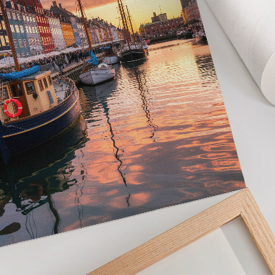 Impression sur toile Immeubles colorés, reflets dans l'eau, chaleur du ciel