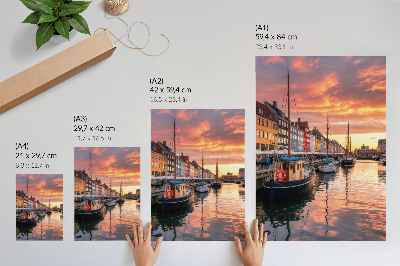 Impression sur toile Immeubles colorés, reflets dans l'eau, chaleur du ciel