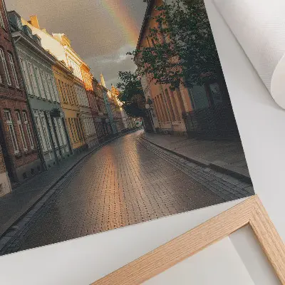 Affiche décorative immeubles colorés sous un ciel nuageux arc-en-ciel