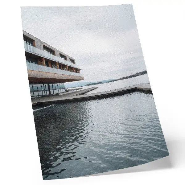 Décoration murale bâtiment moderne au bord de l'eau avec style minimaliste, bois et verre