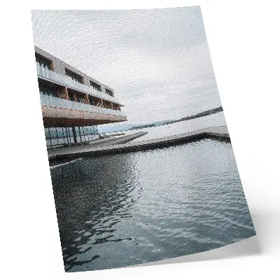 Décoration murale bâtiment moderne au bord de l'eau avec style minimaliste, bois et verre
