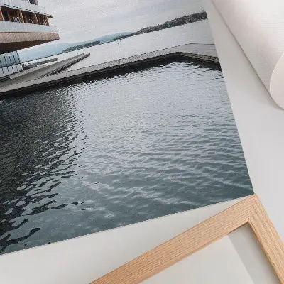 Décoration murale bâtiment moderne au bord de l'eau avec style minimaliste, bois et verre